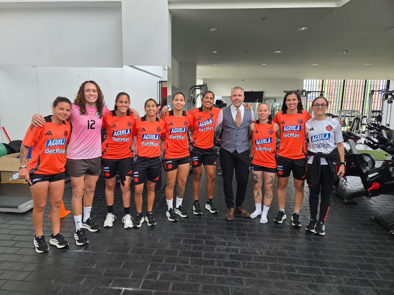 Dr. Saltarín con equipo deportivo